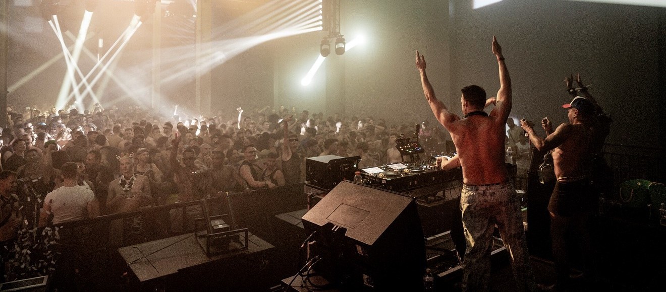 MURFF arms up at the decks, packed floor going off